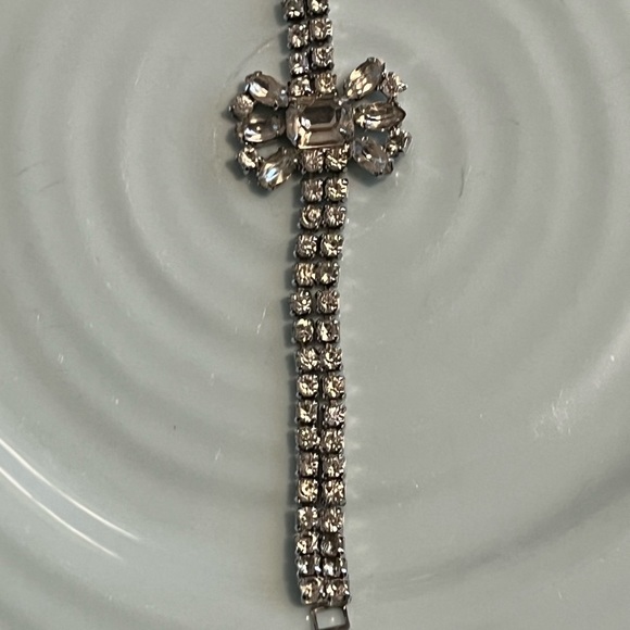 Pretty Vintage Costume Bracelet - Picture 3 of 5